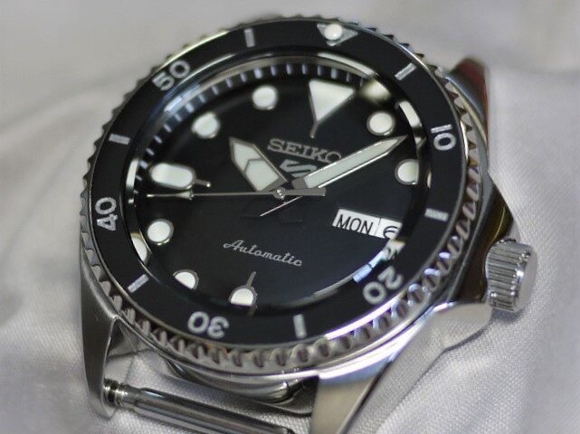 This is a mod (custom) example using a boy-sized external product creation  case! - SEIKO 5 .club