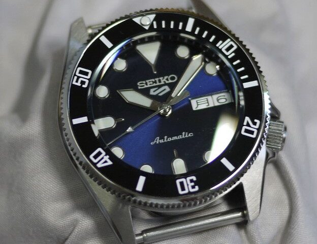 This is a mod (custom) example using a boy size (SKX013) type external  case! - SEIKO 5 .club